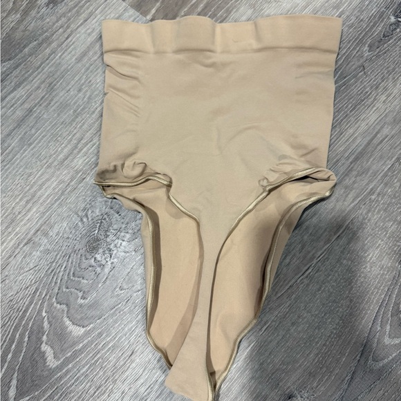 SKIMS Nude/Beige Seamless Labeled Shapewear - Picture 2 of 3